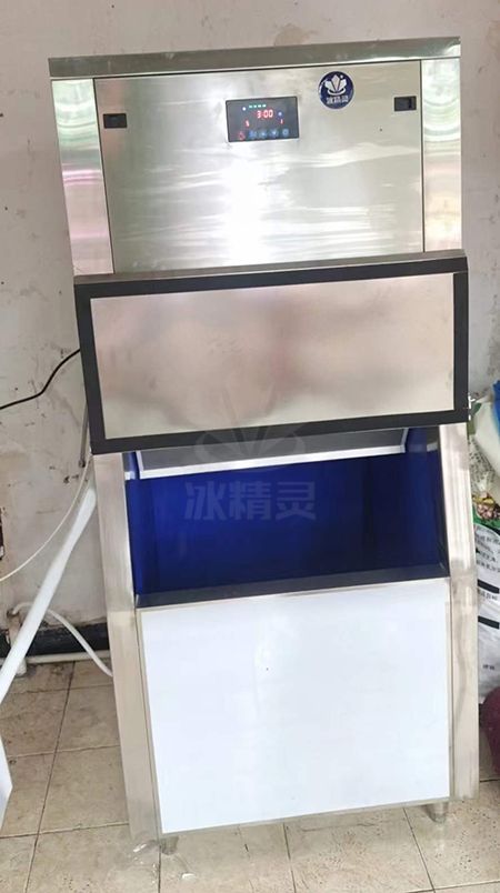 300公斤带外罩片冰机交付上海某商贸市场使用