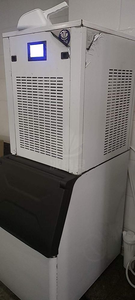 200公斤雪花制冰机风冷交付某火锅店使用