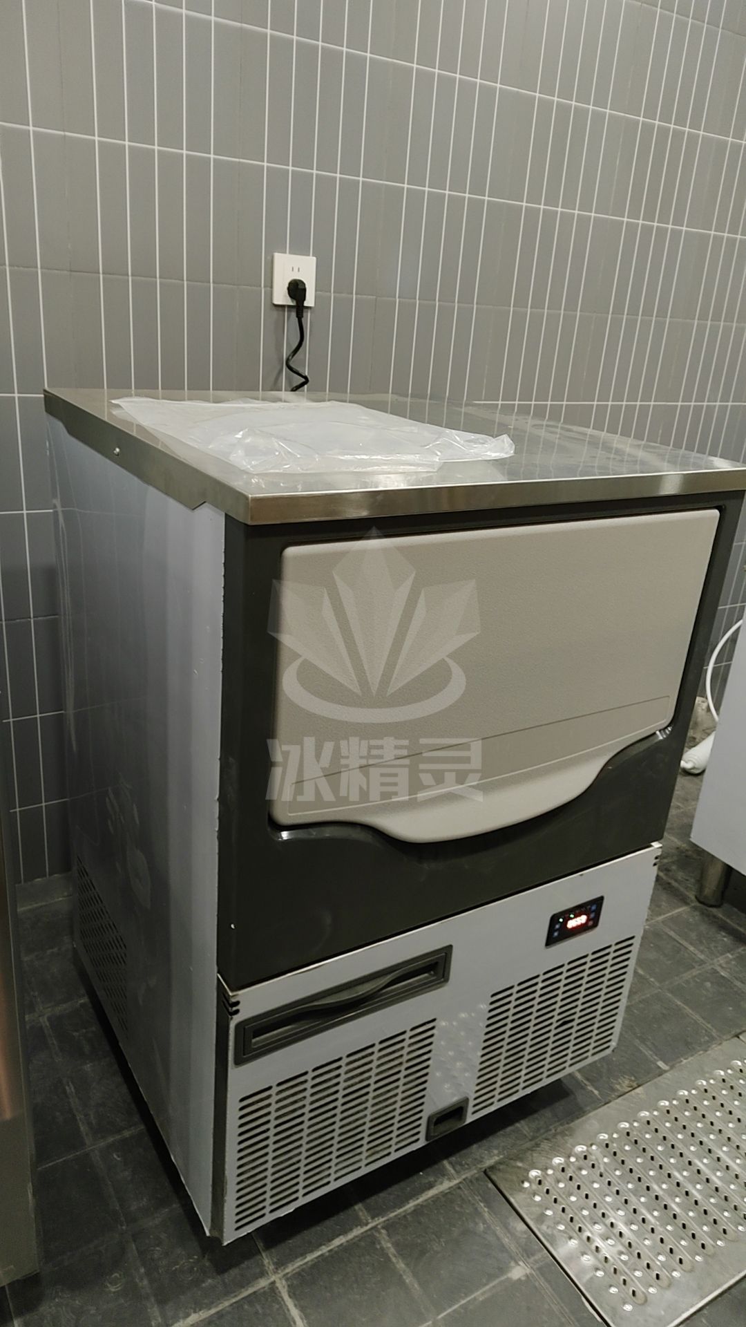 150公斤方块制冰机交付山东菏泽郓城《萍姐火锅店 》