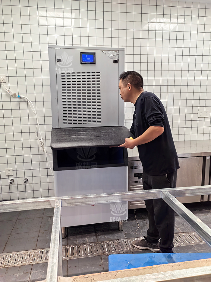 600公斤雪花制冰机交付湖南长沙市芙蓉区《香胖子重庆老火锅》