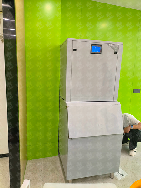 600公斤雪花制冰机水冷款交付深圳市龙华区《阿呆果城鲜榨果汁》