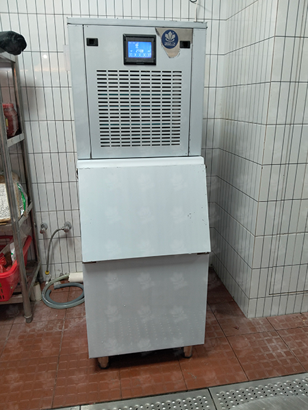200公斤雪花制冰机交付江西南昌市红谷滩区《潮正和火锅》