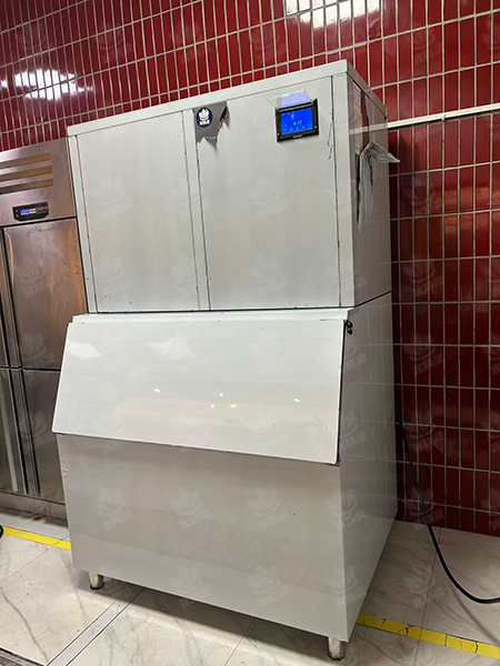 1吨雪花制冰机交付湖北省十堰市茅箭区《九头鸟肥牛海鲜》